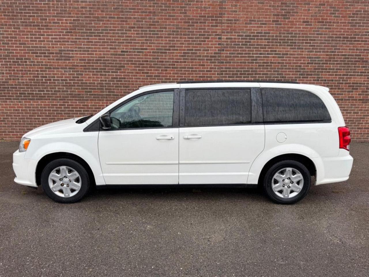 2012 Dodge Grand Caravan SXT | ONE OWNER | STOW N GO | MULTI-FUNCTION STEERING WHEEL | ECON MODE | AUX | - Photo #3
