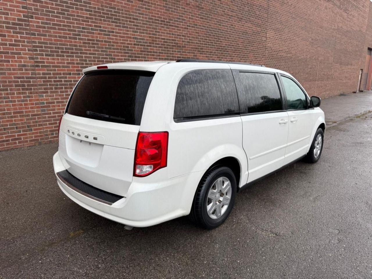 2012 Dodge Grand Caravan SXT | ONE OWNER | STOW N GO | MULTI-FUNCTION STEERING WHEEL | ECON MODE | AUX | - Photo #6