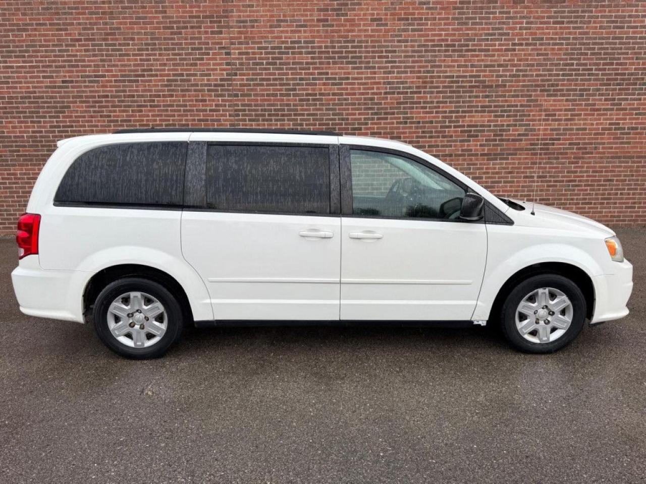 2012 Dodge Grand Caravan SXT | ONE OWNER | STOW N GO | MULTI-FUNCTION STEERING WHEEL | ECON MODE | AUX | - Photo #7