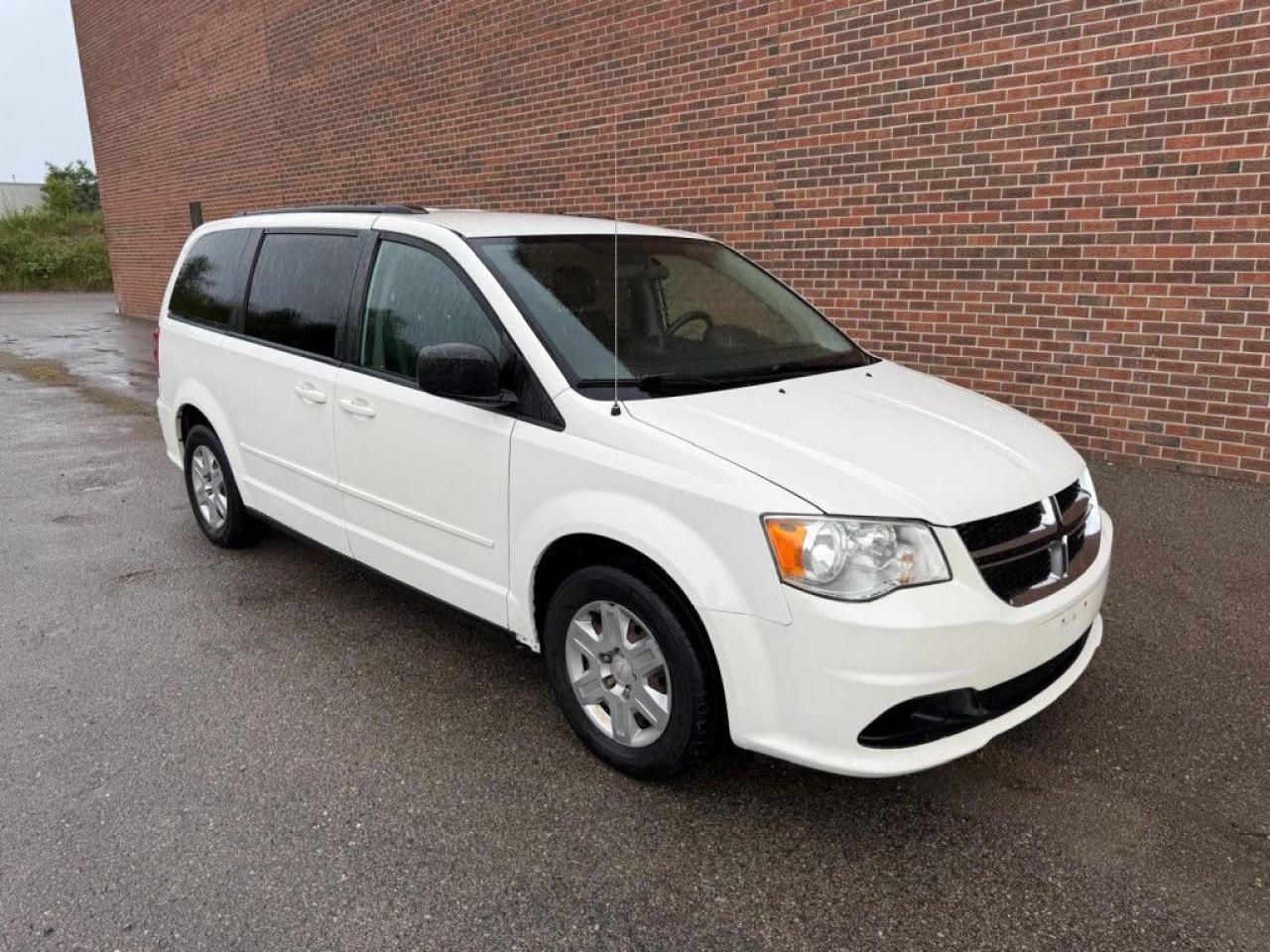 2012 Dodge Grand Caravan SXT | ONE OWNER | STOW N GO | MULTI-FUNCTION STEERING WHEEL | ECON MODE | AUX | - Photo #8