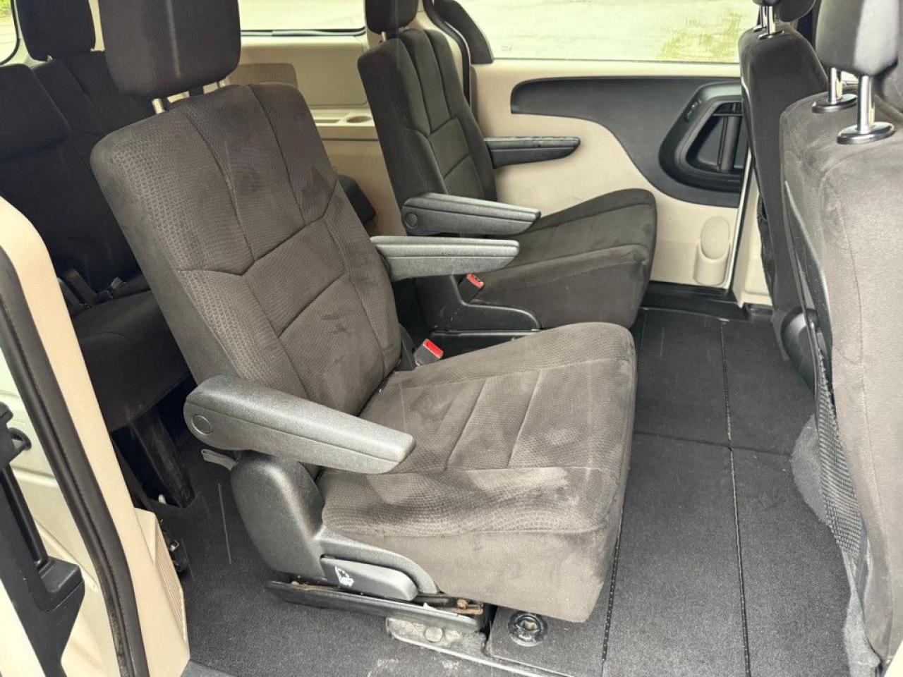 2012 Dodge Grand Caravan SXT | ONE OWNER | STOW N GO | MULTI-FUNCTION STEERING WHEEL | ECON MODE | AUX | - Photo #17