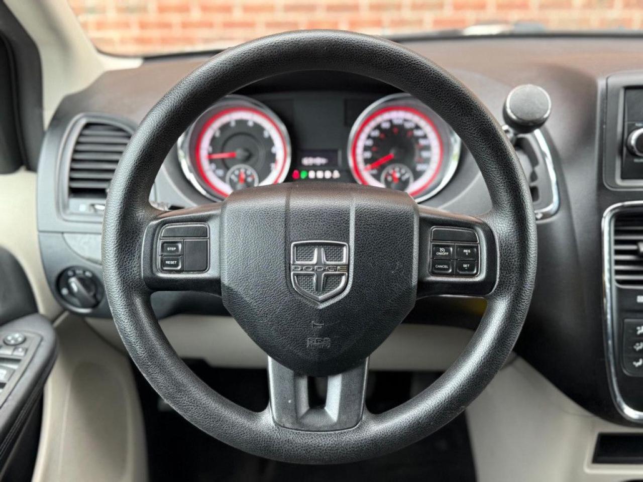 2012 Dodge Grand Caravan SXT | ONE OWNER | STOW N GO | MULTI-FUNCTION STEERING WHEEL | ECON MODE | AUX | - Photo #21