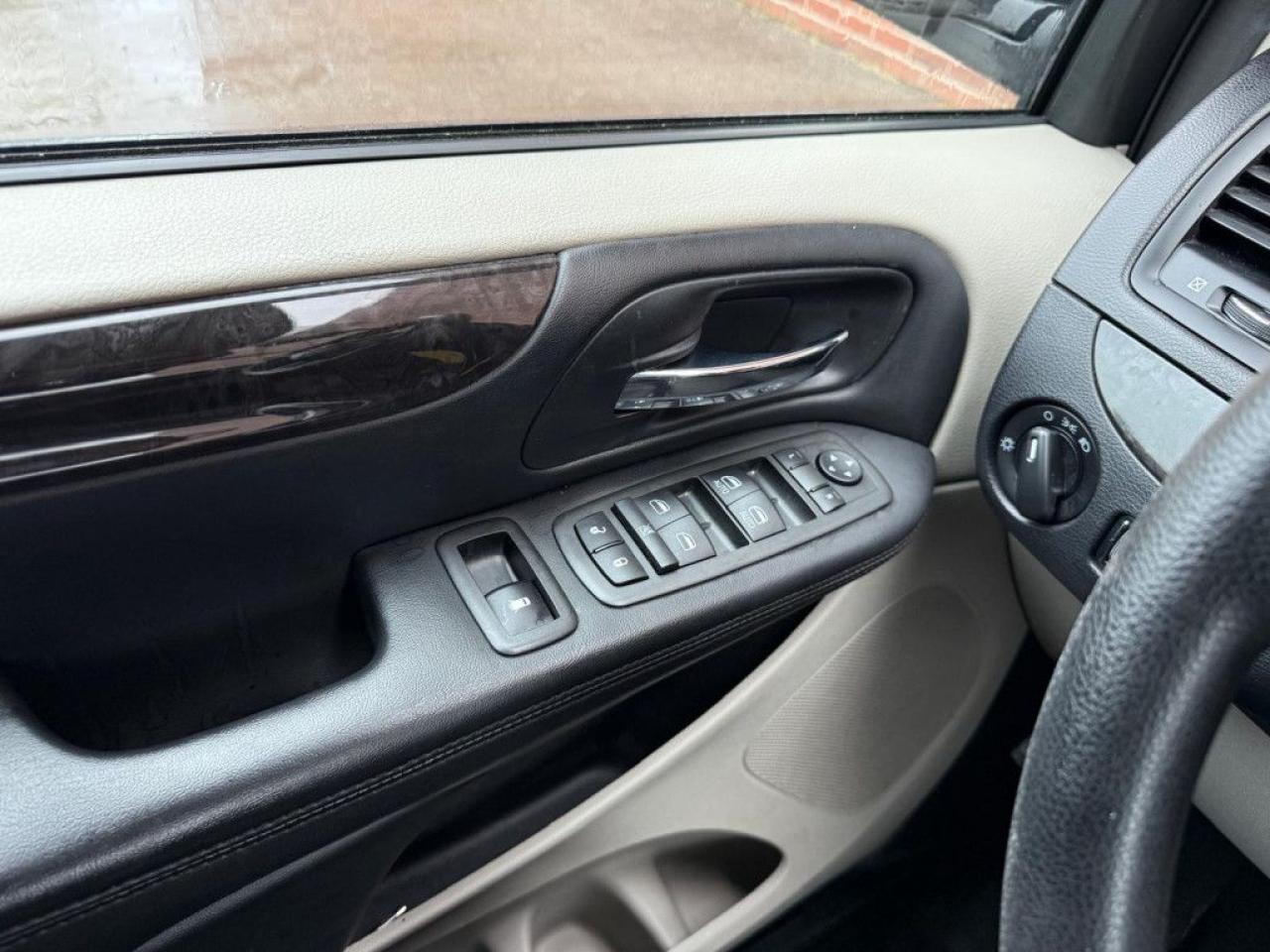 2012 Dodge Grand Caravan SXT | ONE OWNER | STOW N GO | MULTI-FUNCTION STEERING WHEEL | ECON MODE | AUX | - Photo #27