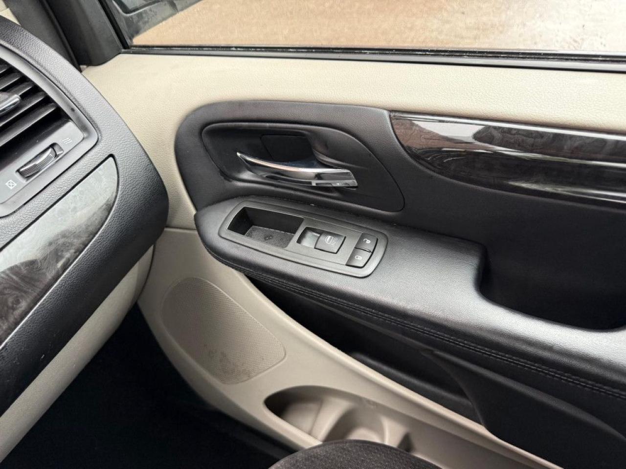 2012 Dodge Grand Caravan SXT | ONE OWNER | STOW N GO | MULTI-FUNCTION STEERING WHEEL | ECON MODE | AUX | - Photo #28