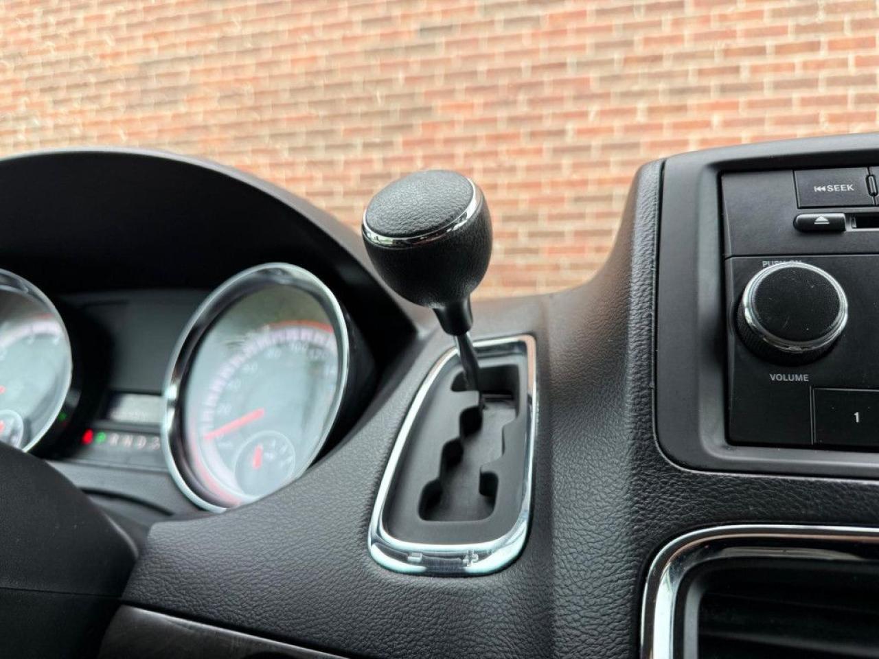 2012 Dodge Grand Caravan SXT | ONE OWNER | STOW N GO | MULTI-FUNCTION STEERING WHEEL | ECON MODE | AUX | - Photo #26