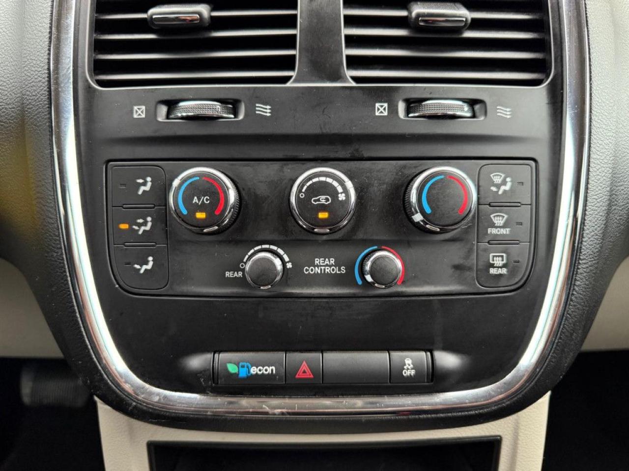 2012 Dodge Grand Caravan SXT | ONE OWNER | STOW N GO | MULTI-FUNCTION STEERING WHEEL | ECON MODE | AUX | - Photo #25
