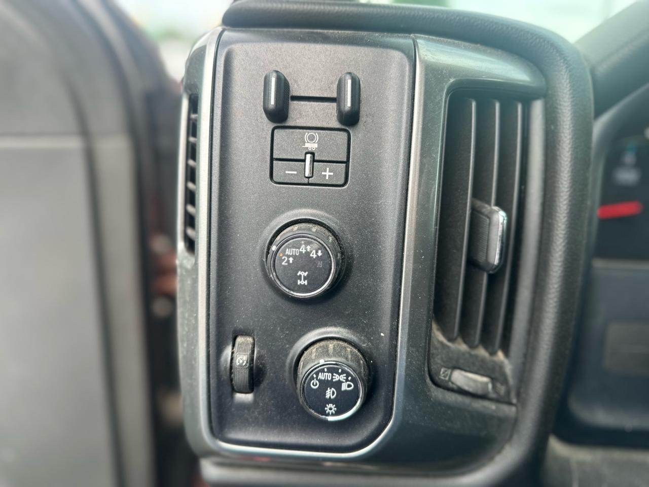 2018 Chevrolet Silverado 1500 4WD Crew Cab 143.5" LT Photo33