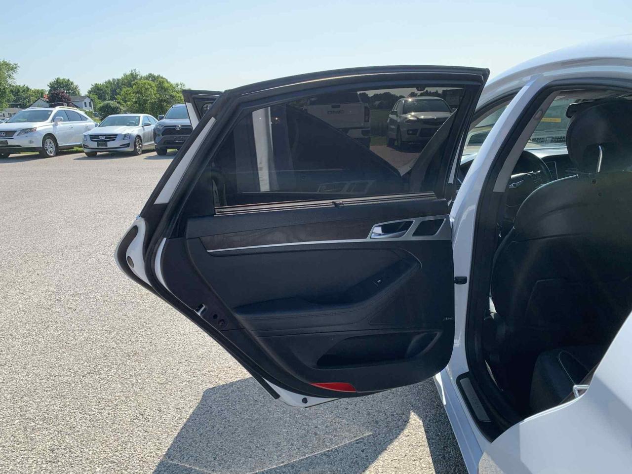 2015 Hyundai Genesis Ultimate - Photo #17