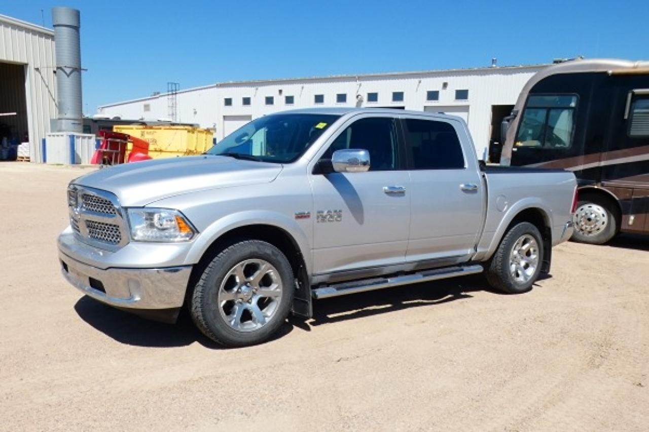 2017 Dodge Ram 1500 Laramie Crew 5.7L HEMI w/H&C L, S/R, NAV, BUC - Photo #2