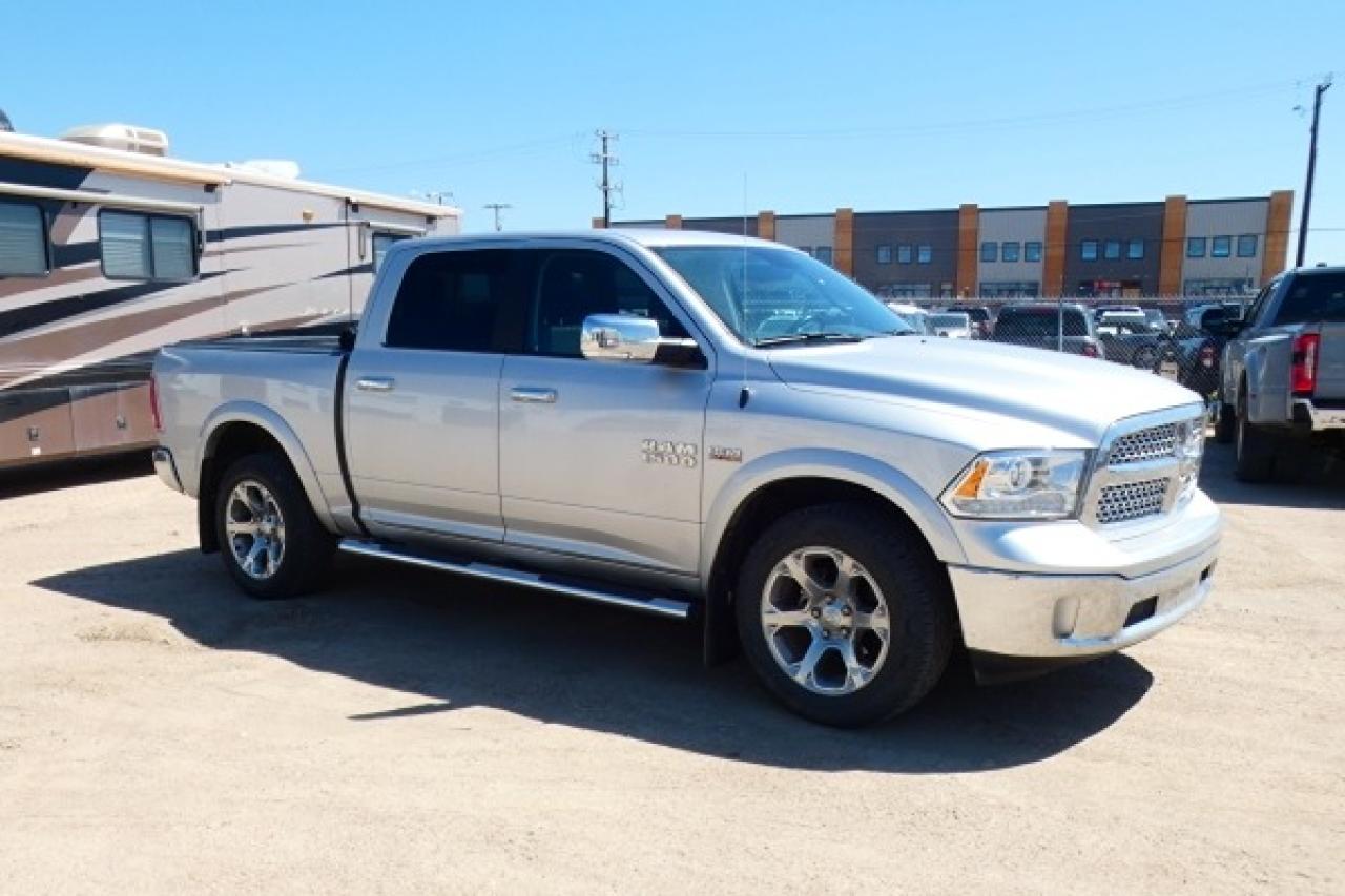 2017 Dodge Ram 1500 Laramie Crew 5.7L HEMI w/H&C L, S/R, NAV, BUC - Photo #4