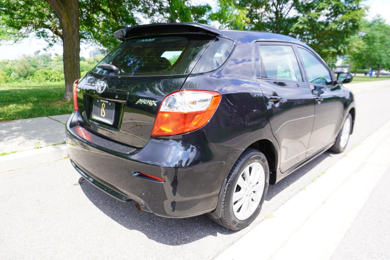 2010 Toyota Matrix NO ACCIDENTS / MANUAL / LOW KM'S / LOCAL HATCHBACK Photo3