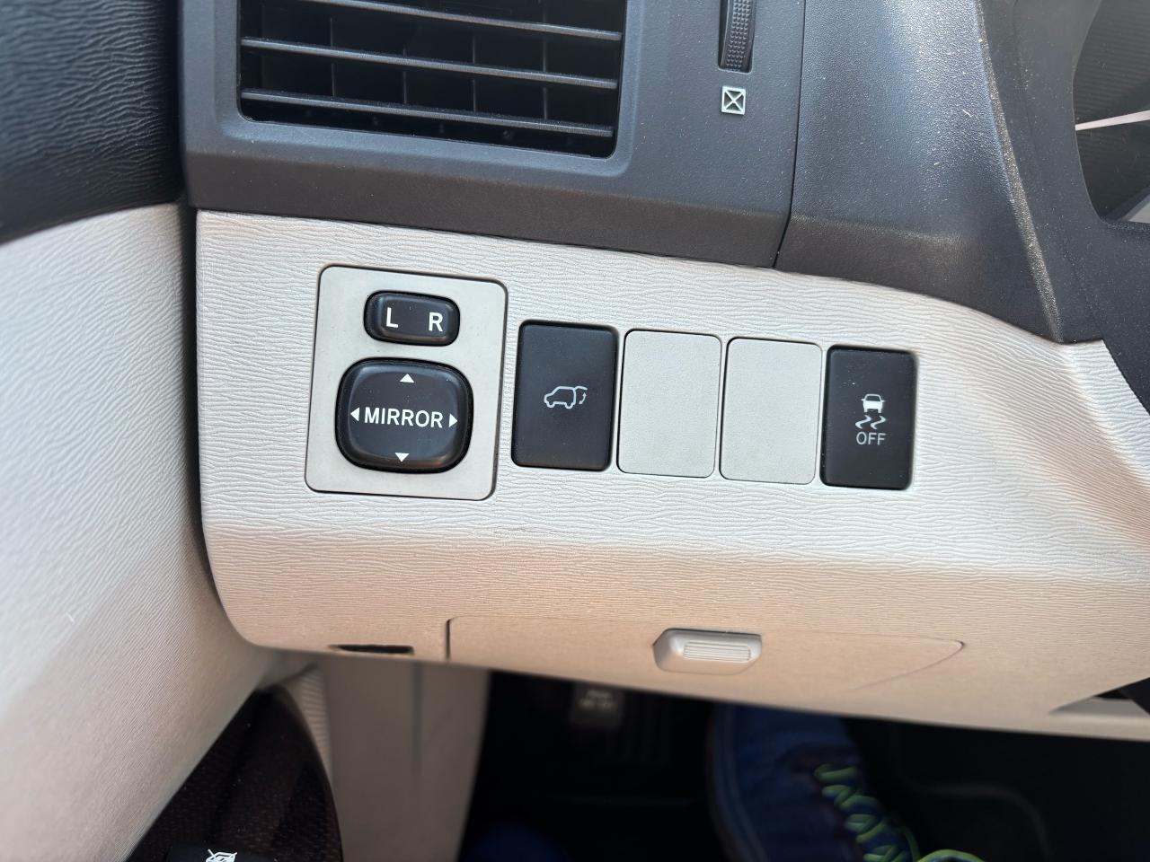 2009 Toyota Venza XLE, Leather, Panoramic Sunroof, New Tires - Photo #15