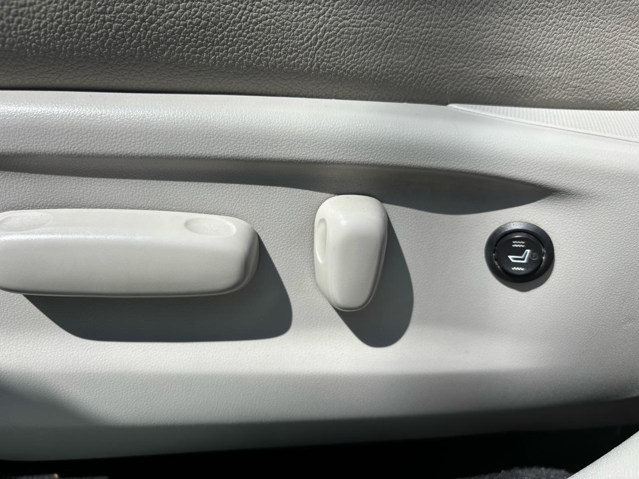 2009 Toyota Venza XLE, Leather, Panoramic Sunroof, New Tires - Photo #17