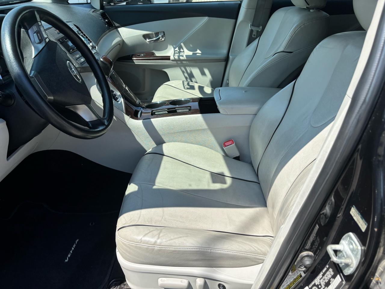 2009 Toyota Venza XLE, Leather, Panoramic Sunroof, New Tires - Photo #18