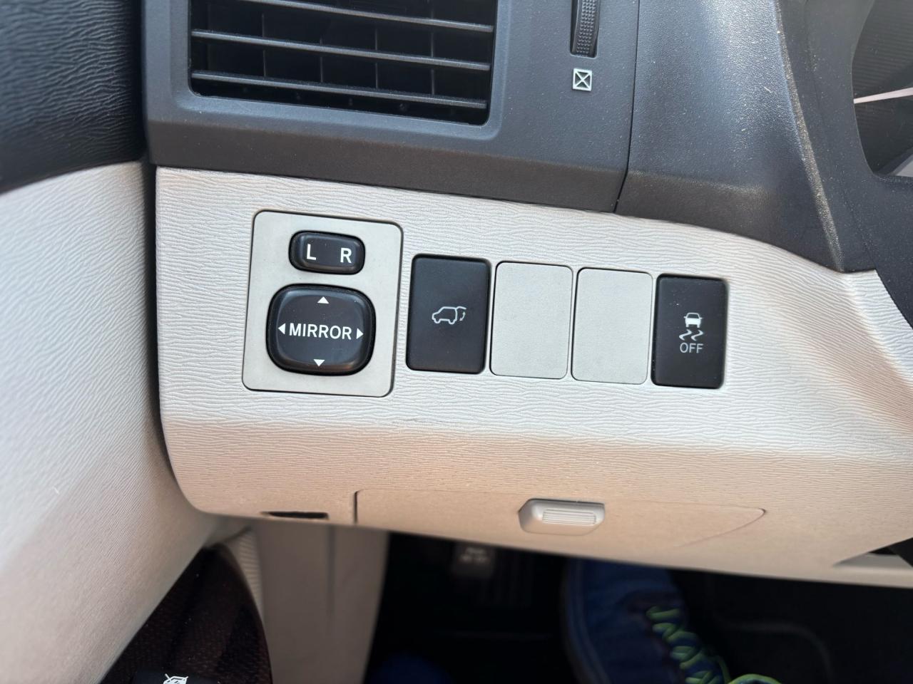 2009 Toyota Venza XLE, Leather, Panoramic Sunroof, New Tires