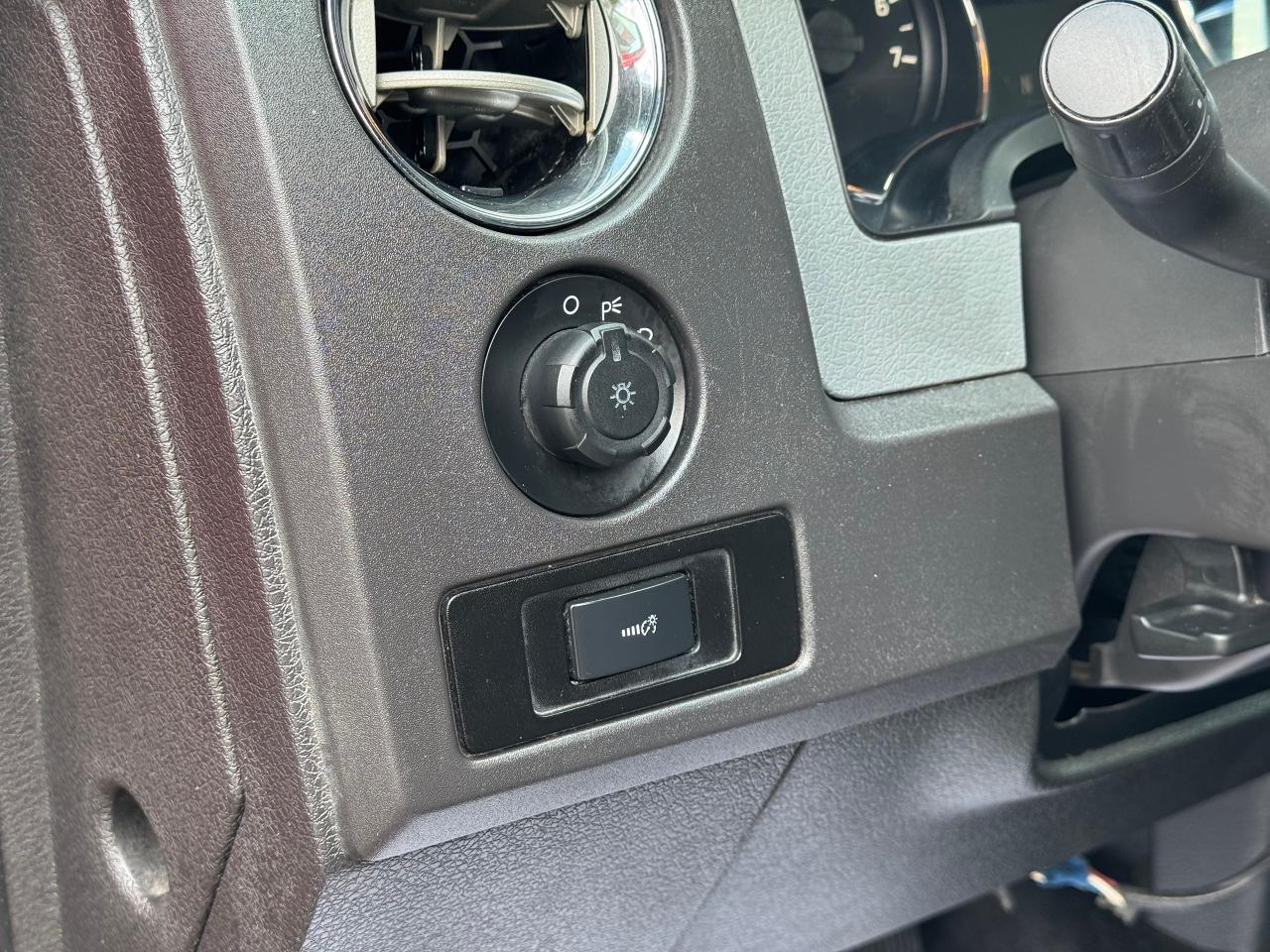 2011 Ford F-150 XL FX2 **CREW CAB / 5.5FT BOX** - Photo #23