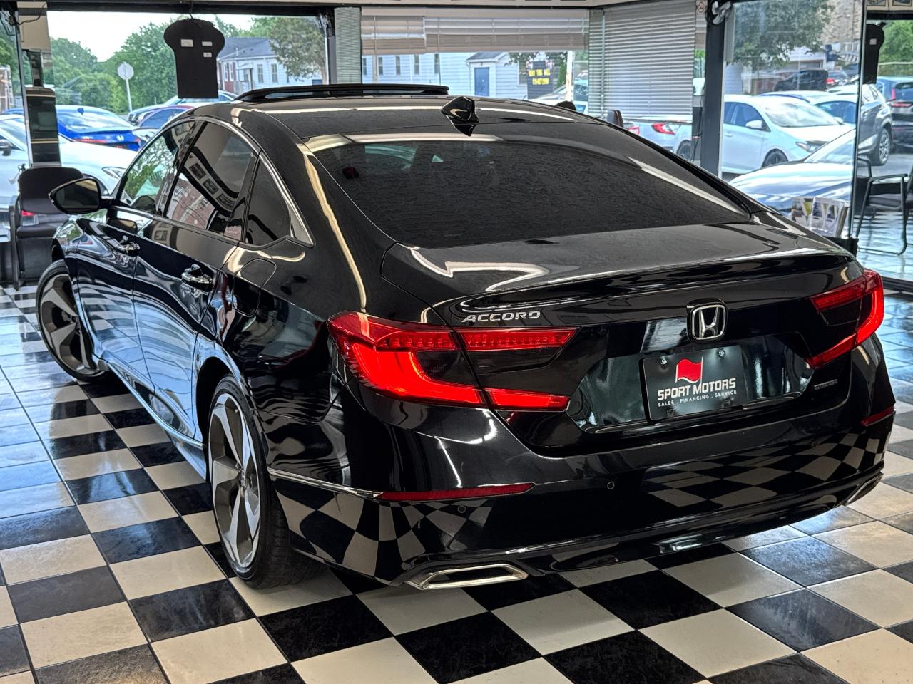 2018 Honda Accord Touring+Adaptive Cruise+Cooled Seats+CLEAN CARFAX Photo17