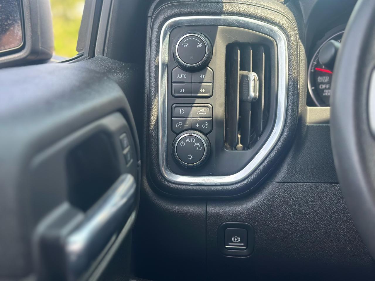 2019 Chevrolet Silverado RST 1500 CREWCAB Photo5