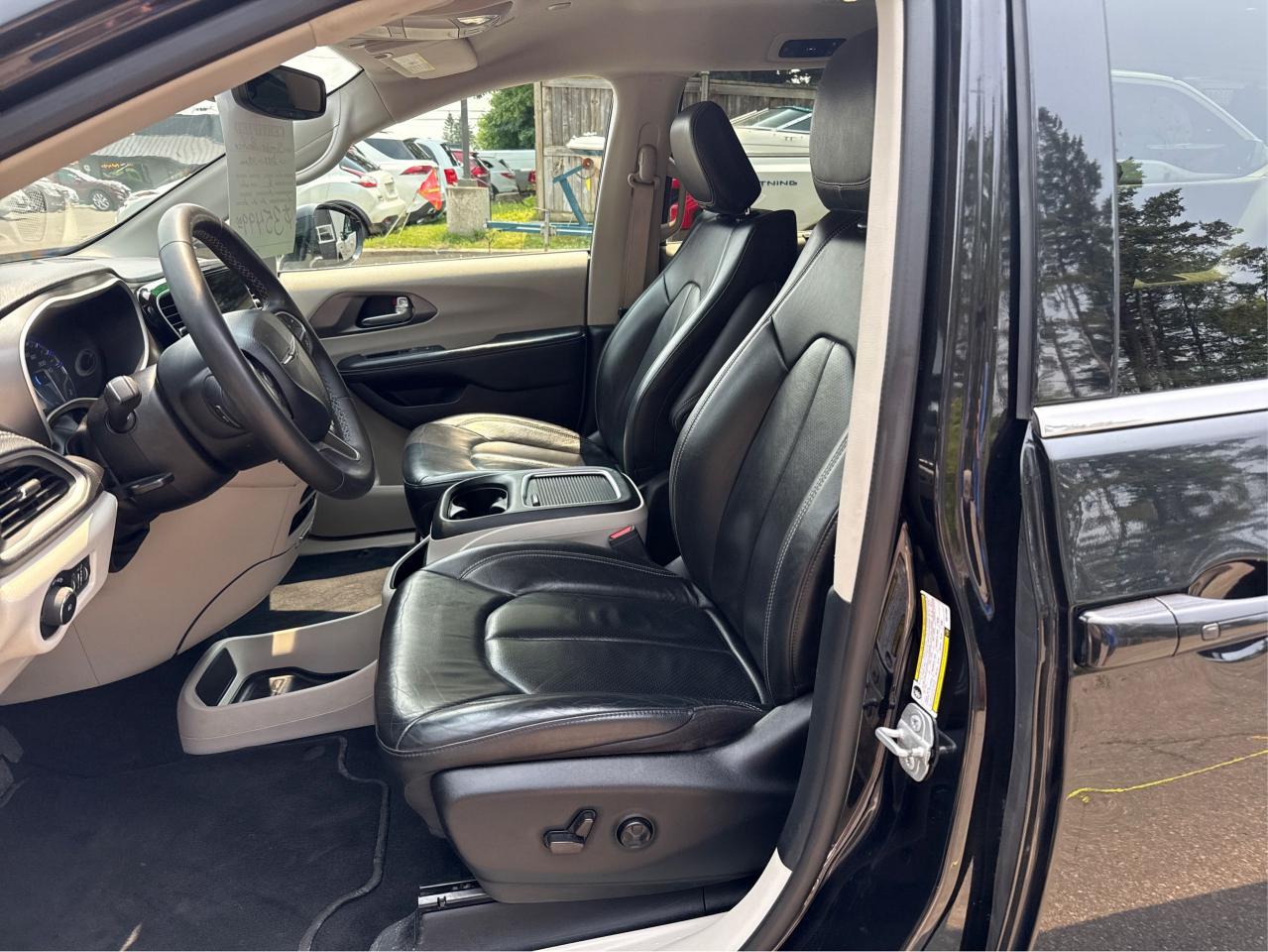 2022 Chrysler Pacifica Touring L - Photo #9