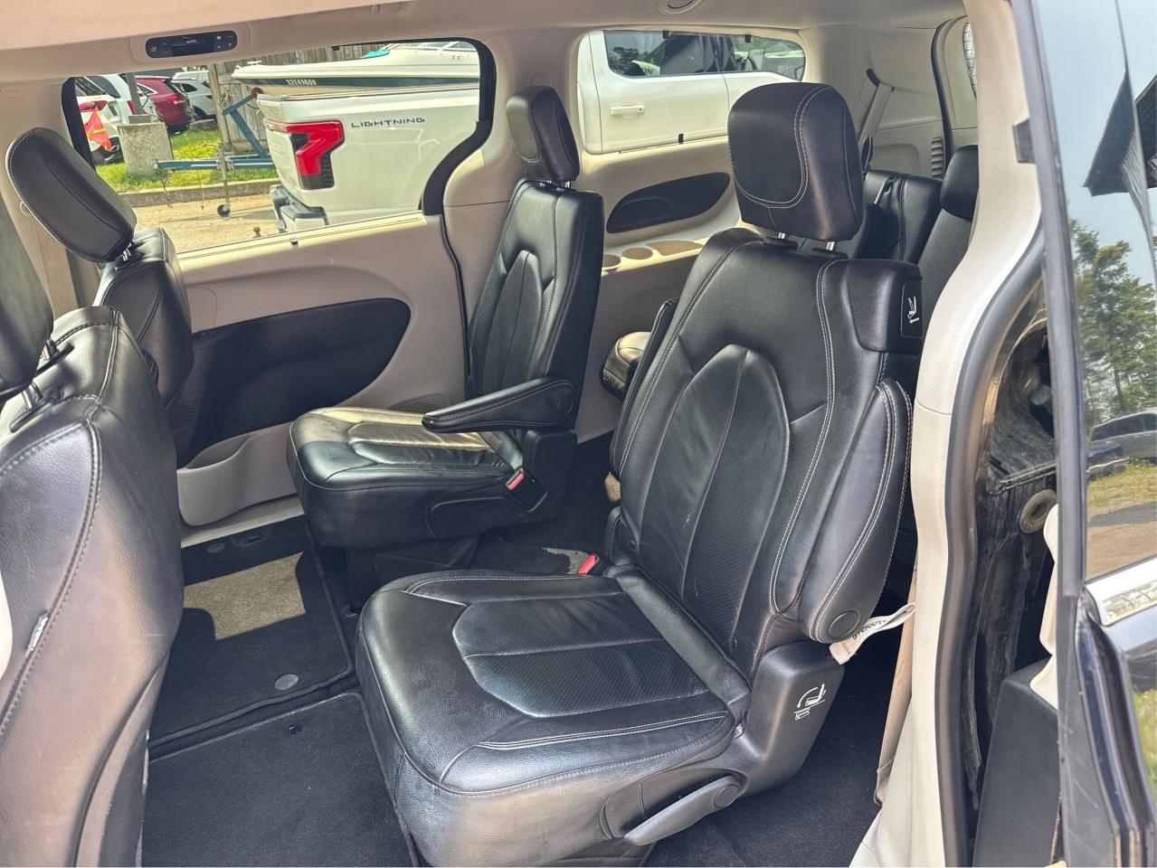 2022 Chrysler Pacifica Touring L - Photo #10