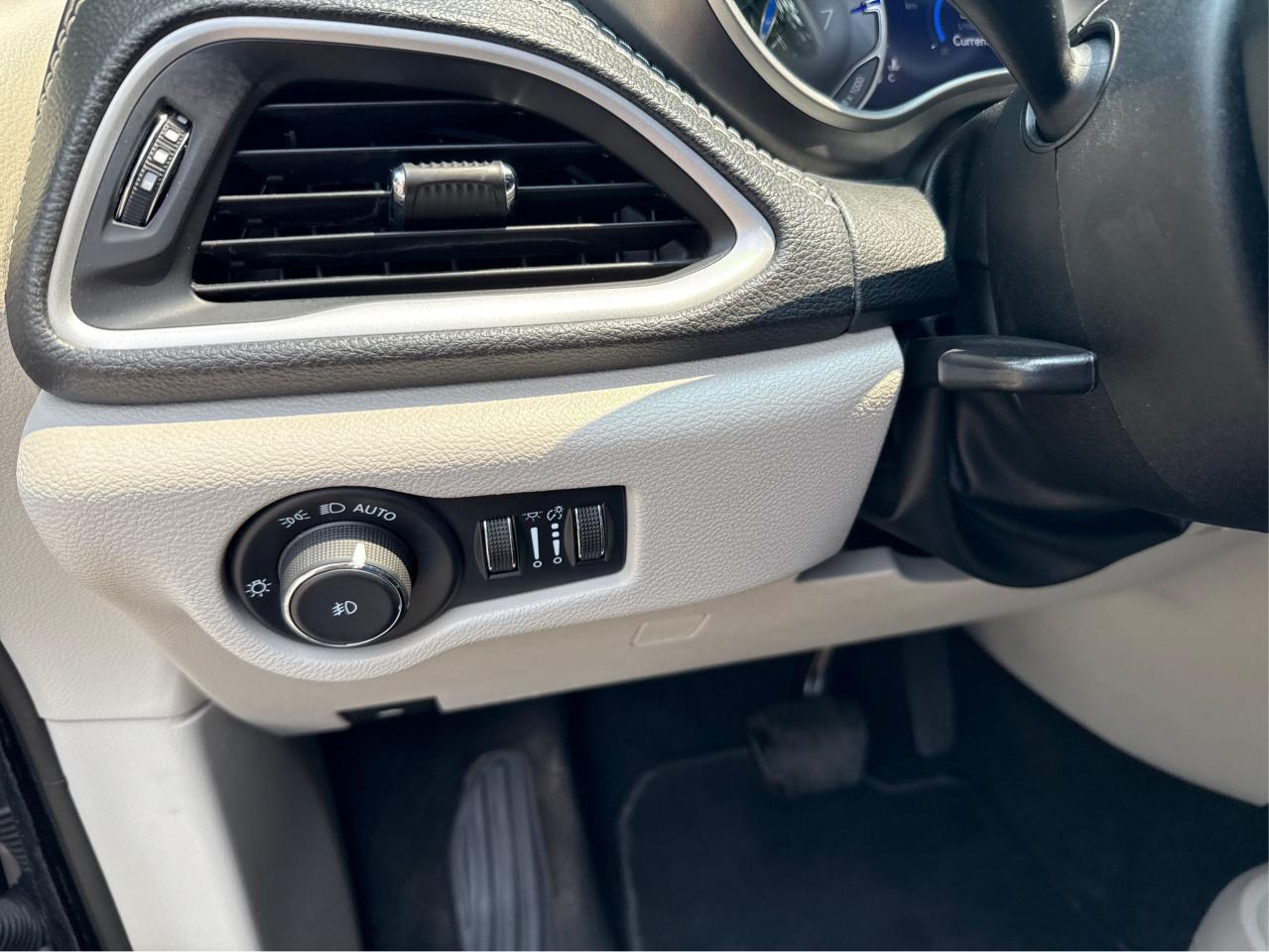 2022 Chrysler Pacifica Touring L - Photo #16