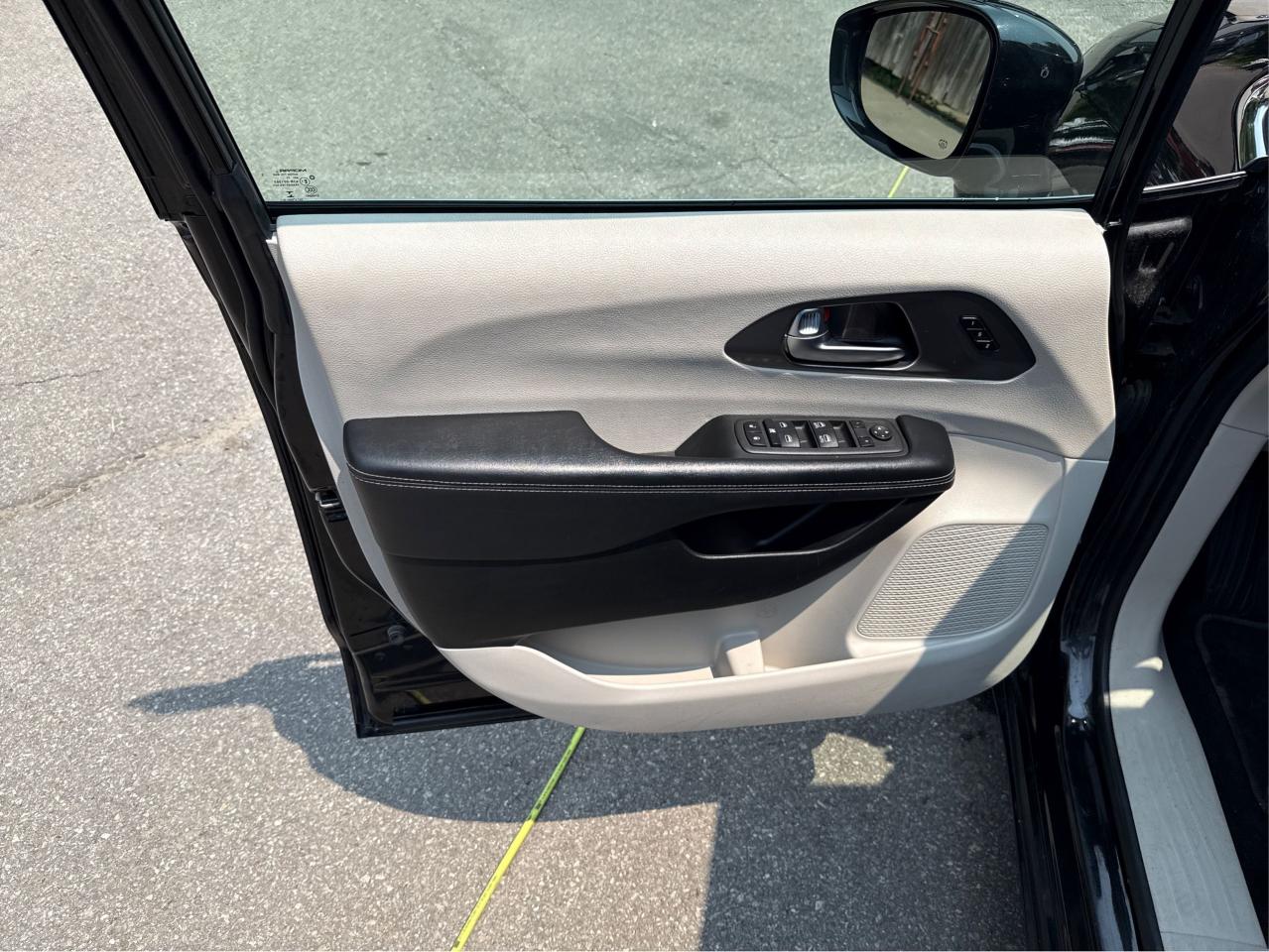 2022 Chrysler Pacifica Touring L - Photo #18