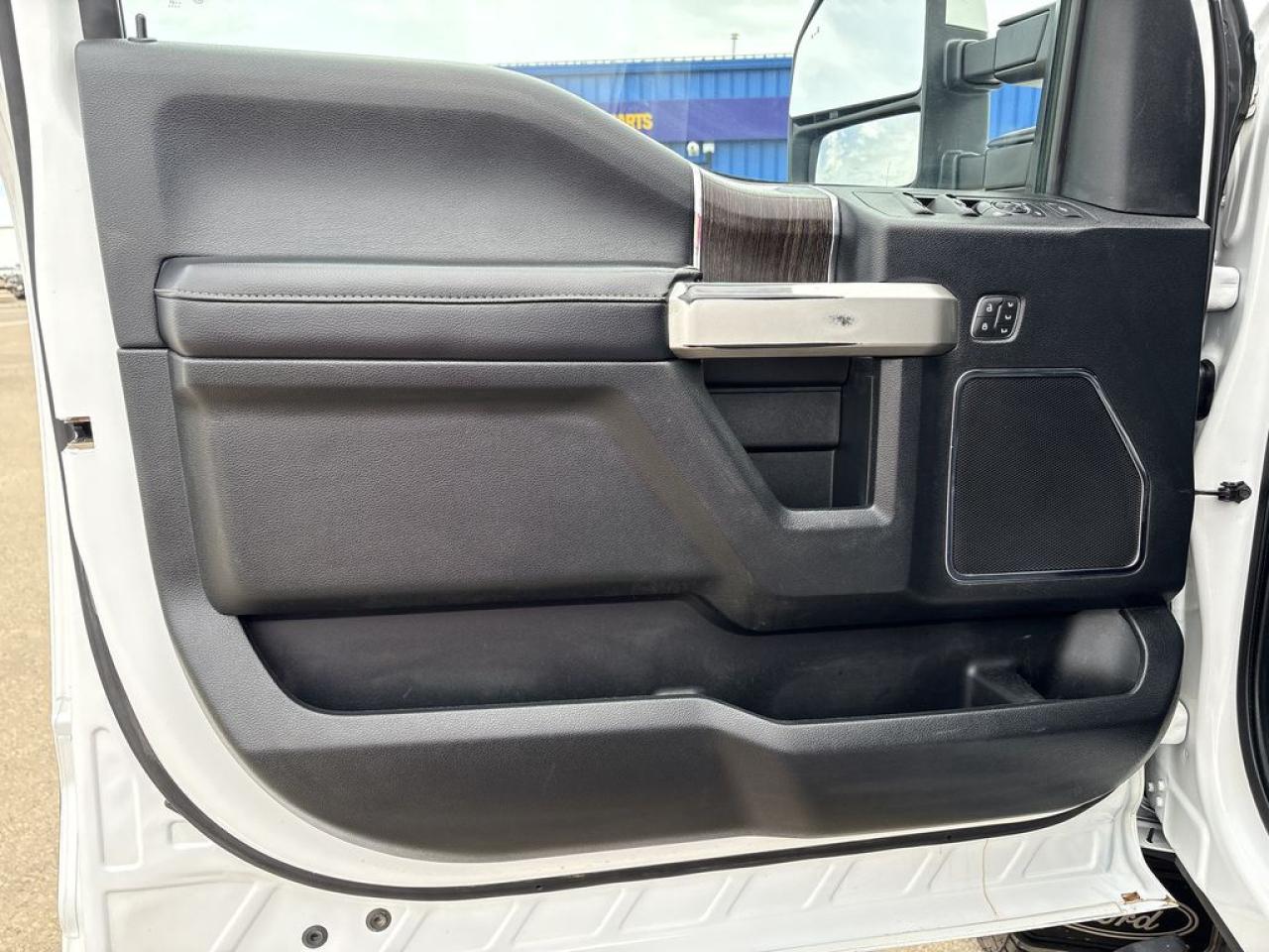 2021 Ford F-350 Super Duty SRW Lariat Photo3