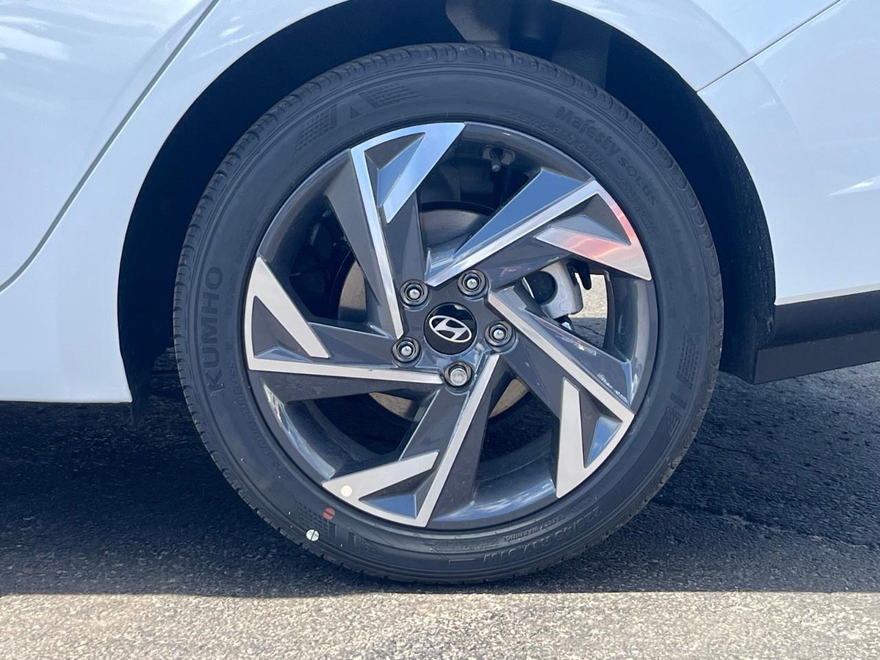 2025 Hyundai Elantra Preferred IVT Photo3