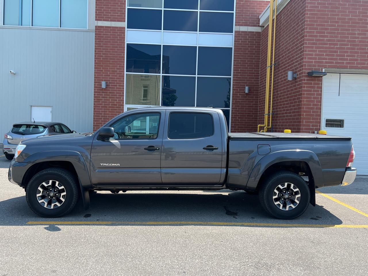 2015 Toyota Tacoma V6 4WD CERTIFIED Photo2