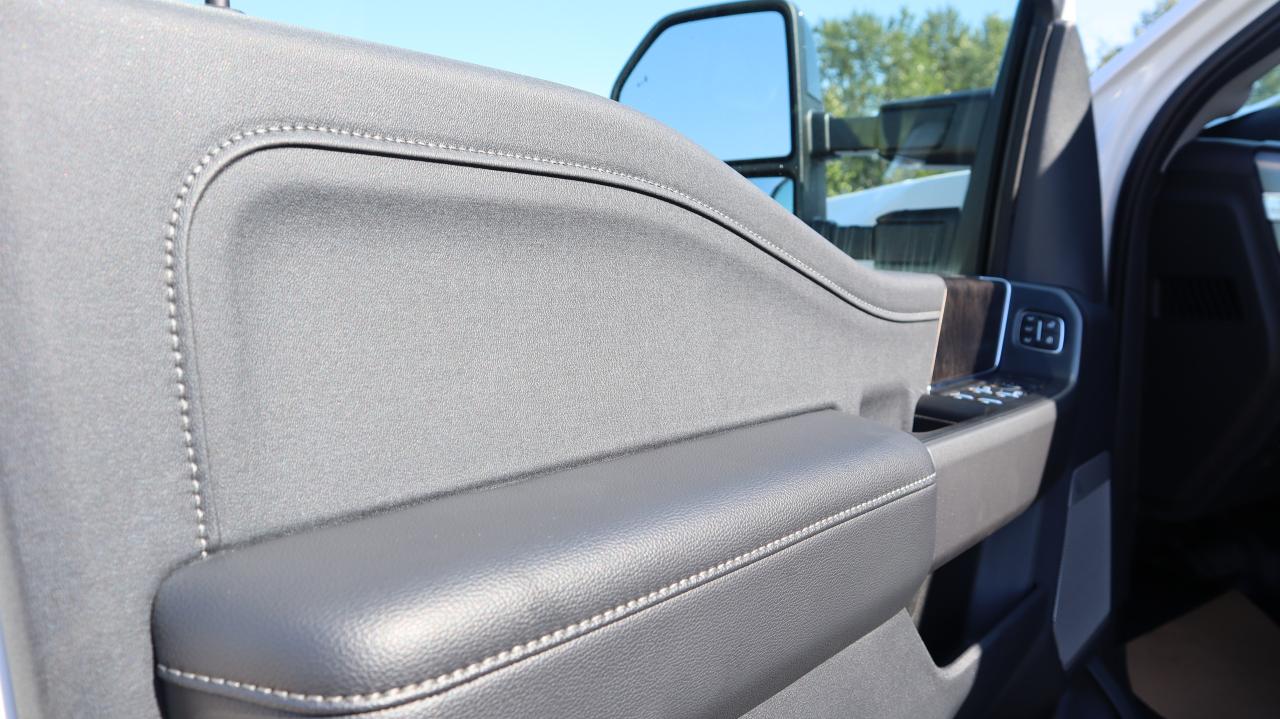 2025 Ford F-350 4X4 CREW CAB PICKUP/ Photo5