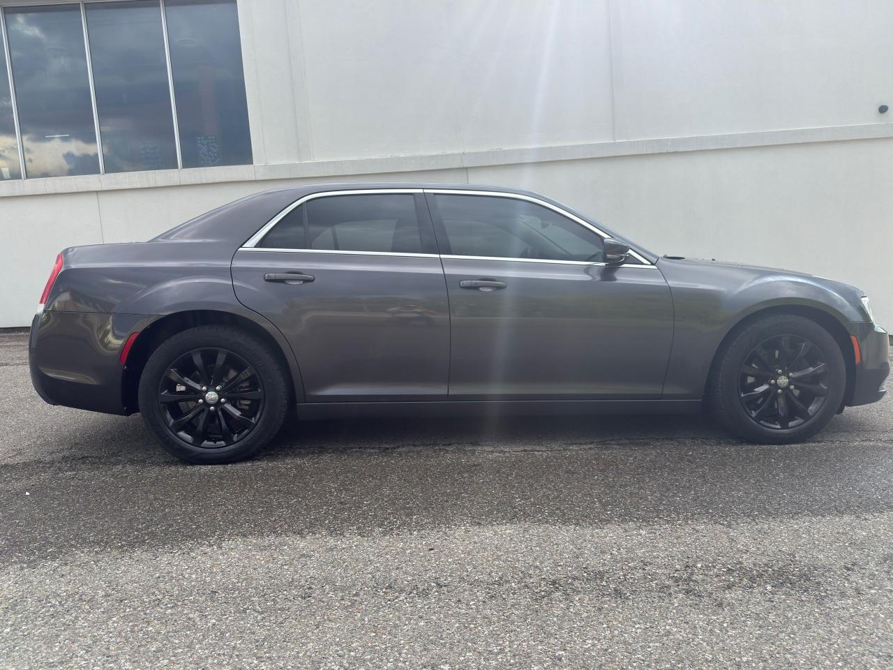 2017 Chrysler 300 Touring  - Photo #4