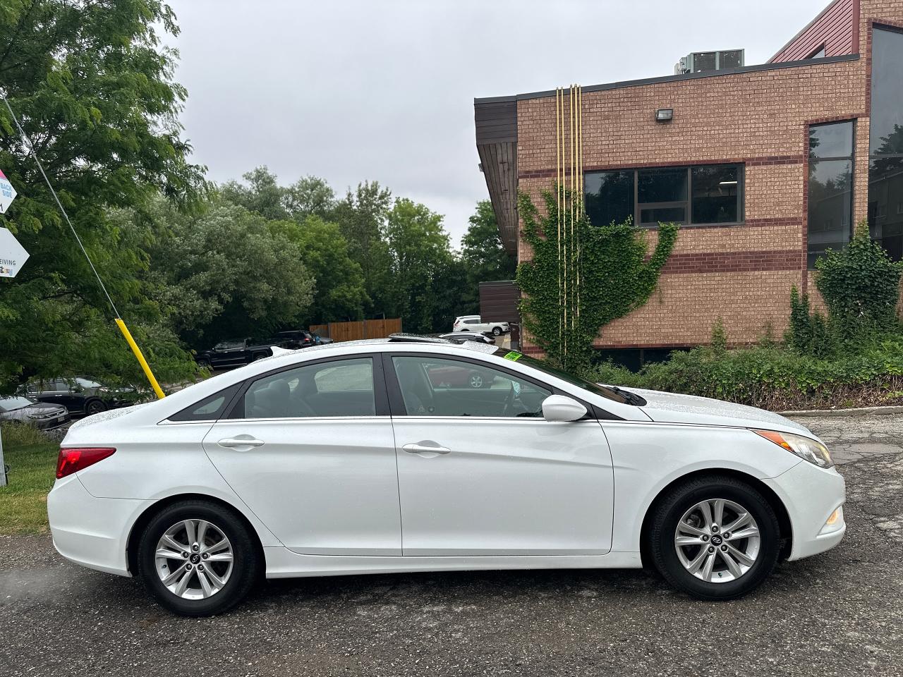 2011 Hyundai Sonata 4dr Sdn 2.4L Auto GLS - Photo #2
