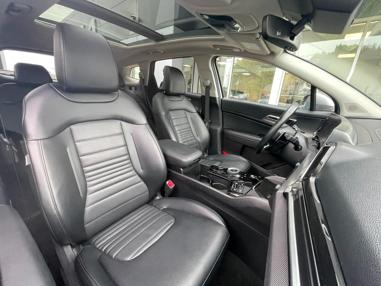 2023 Kia Sportage Hybrid SX w/Black Interior Hybrid | AWD | Sunroof | Leather | Navigation | 18" Wheels Photo