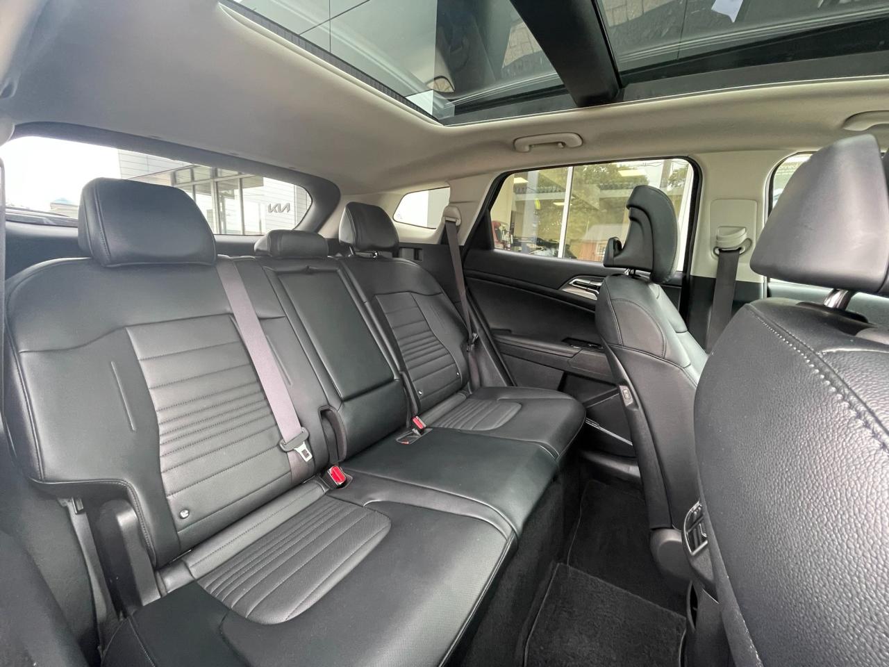 2023 Kia Sportage Hybrid SX w/Black Interior Hybrid | AWD | Sunroof | Leather | Navigation | 18" Wheels Photo