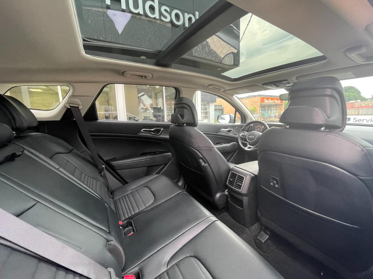 2023 Kia Sportage Hybrid SX w/Black Interior Hybrid | AWD | Sunroof | Leather | Navigation | 18" Wheels Photo