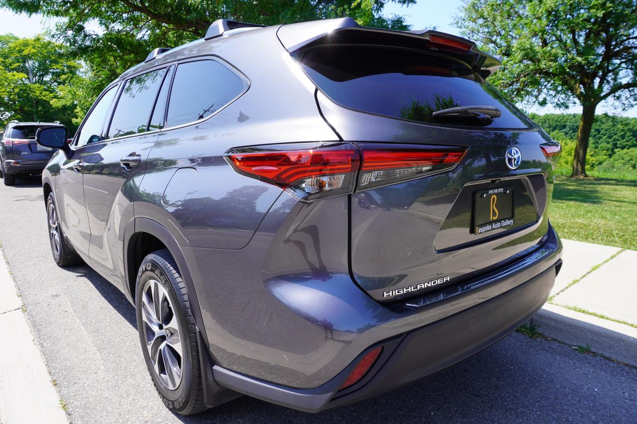 2021 Toyota Highlander HYBRID / XLE / AWD / LOW KM'S / 8 PASSENGER /LOCAL Photo2