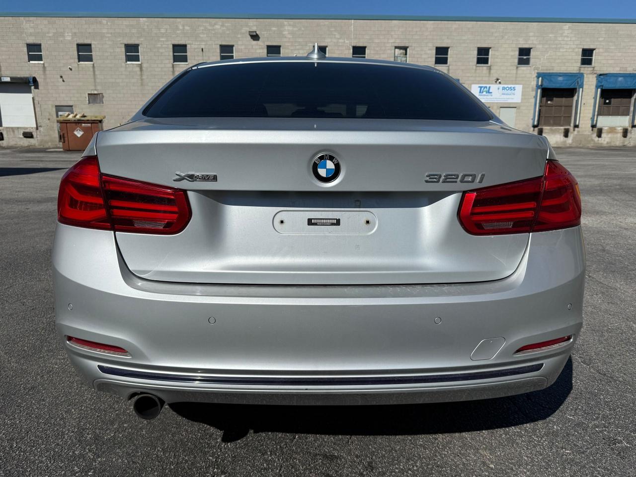2016 BMW 3 Series 320i xDrive *SAFETY INCL*CLEAN CARFAX*FINANCING* - Photo #4