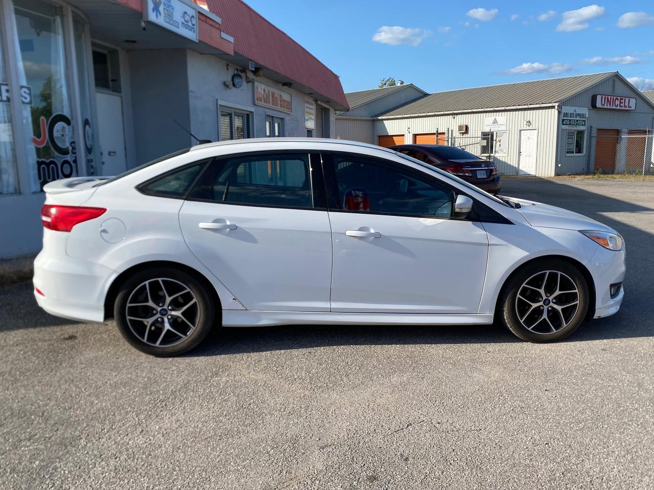 2016 Ford Focus SE - Photo #9