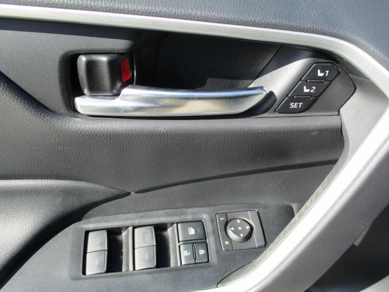 2022 Toyota RAV4 XLE AWD LEATHER ROOF Photo10