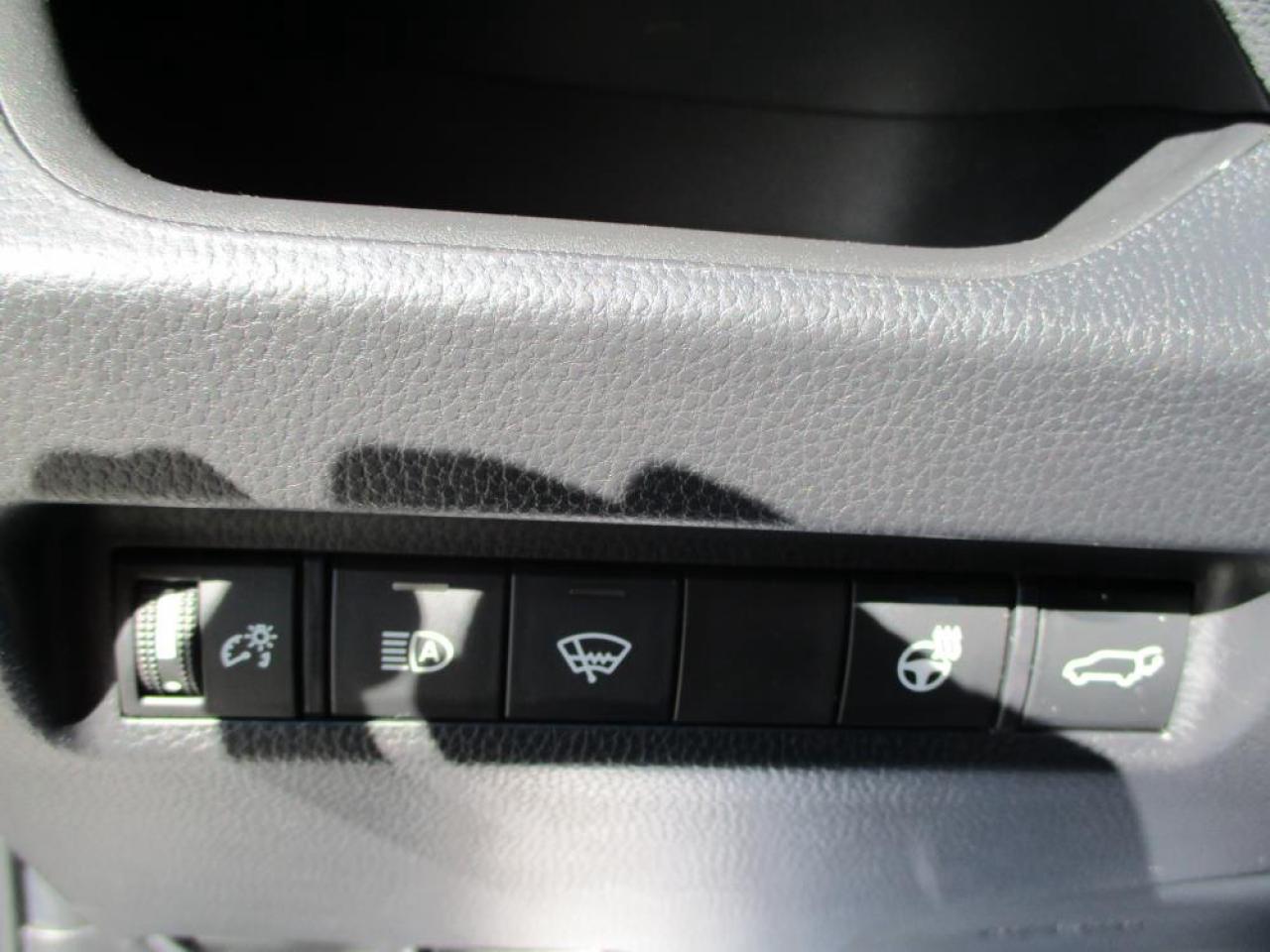 2022 Toyota RAV4 XLE AWD LEATHER ROOF Photo11