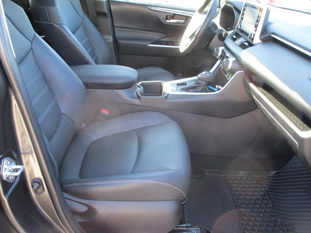 2022 Toyota RAV4 XLE AWD LEATHER ROOF Photo13