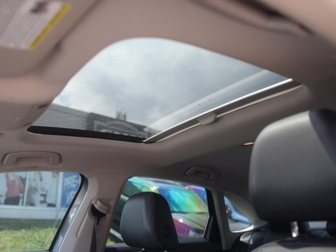 2019 Volkswagen Jetta Highline  **LEATHER - SUNROOF** Photo