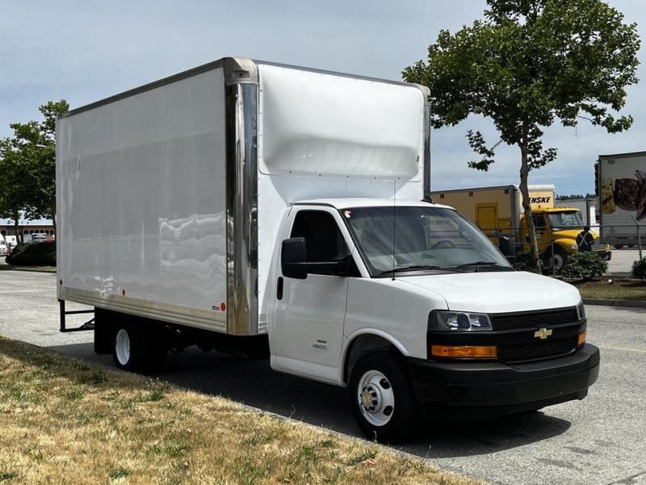 Used 2020 Chevrolet Express G4500 16 Foot Cube Van with Aluminum Ramp for sale in Burnaby, BC
