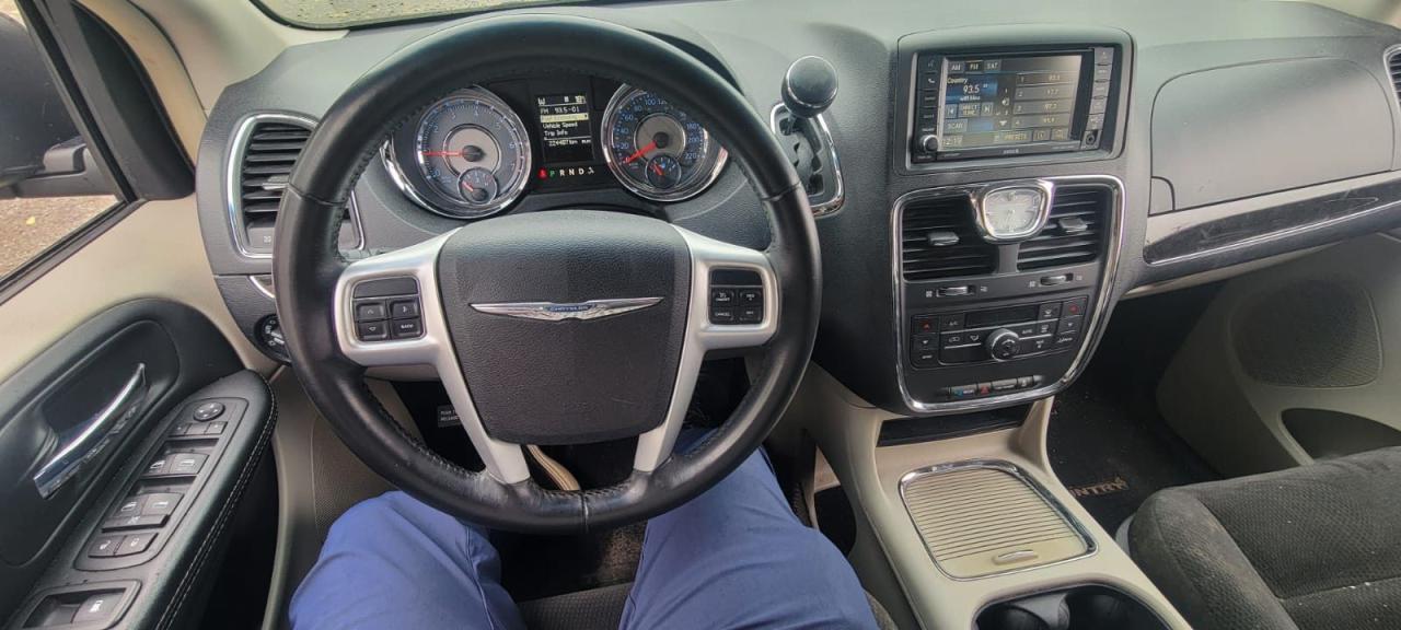 2016 Chrysler Town & Country TOURING - Photo #8