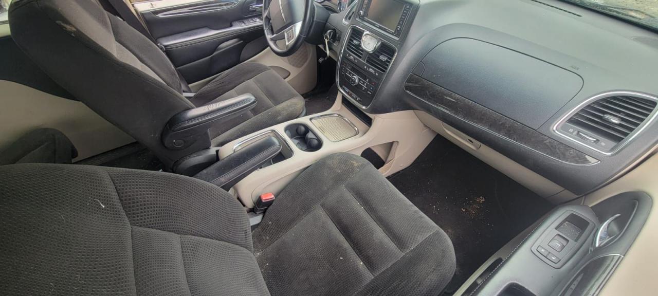 2016 Chrysler Town & Country TOURING - Photo #5