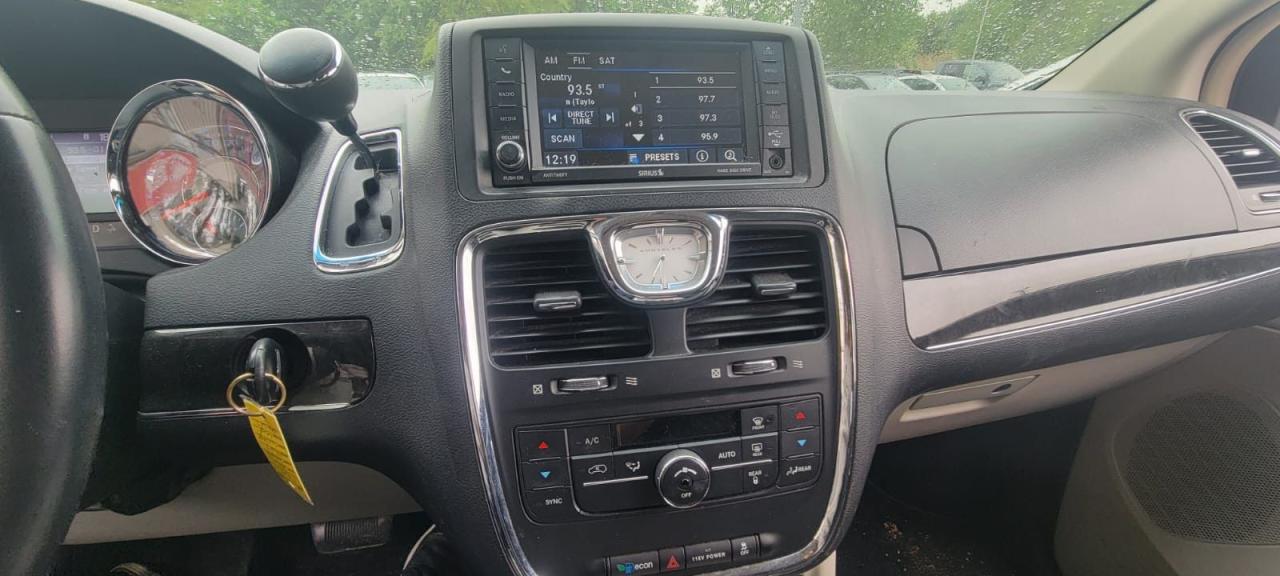 2016 Chrysler Town & Country TOURING - Photo #9