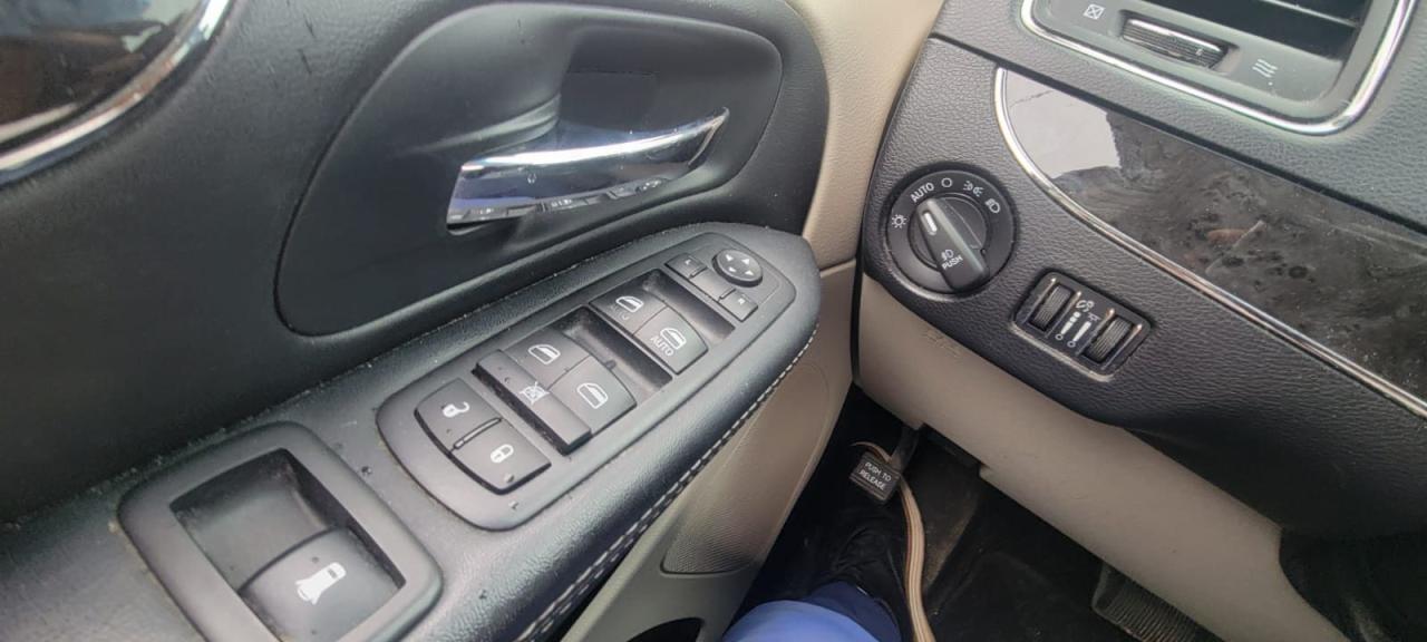 2016 Chrysler Town & Country TOURING - Photo #10