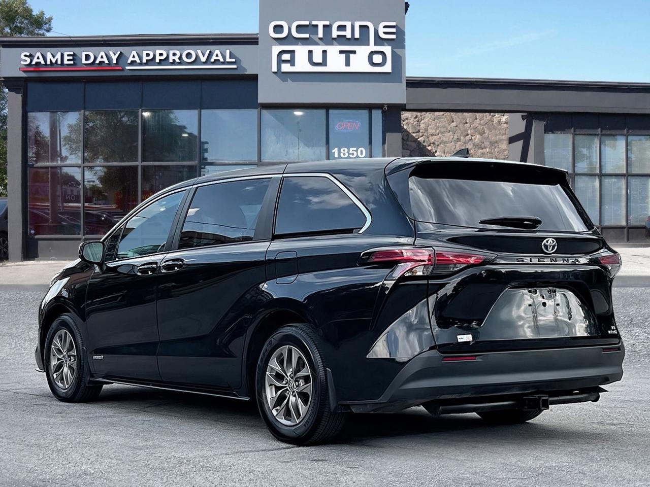2021 Toyota Sienna LE 8-Passenger - Photo #4