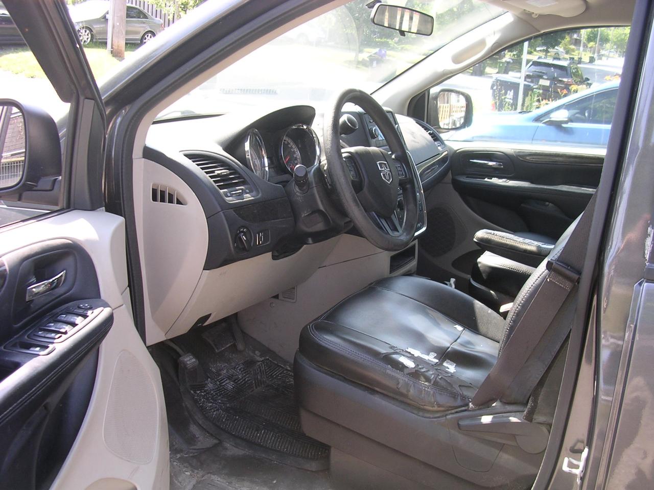 2016 Dodge Grand Caravan SE - Photo #5