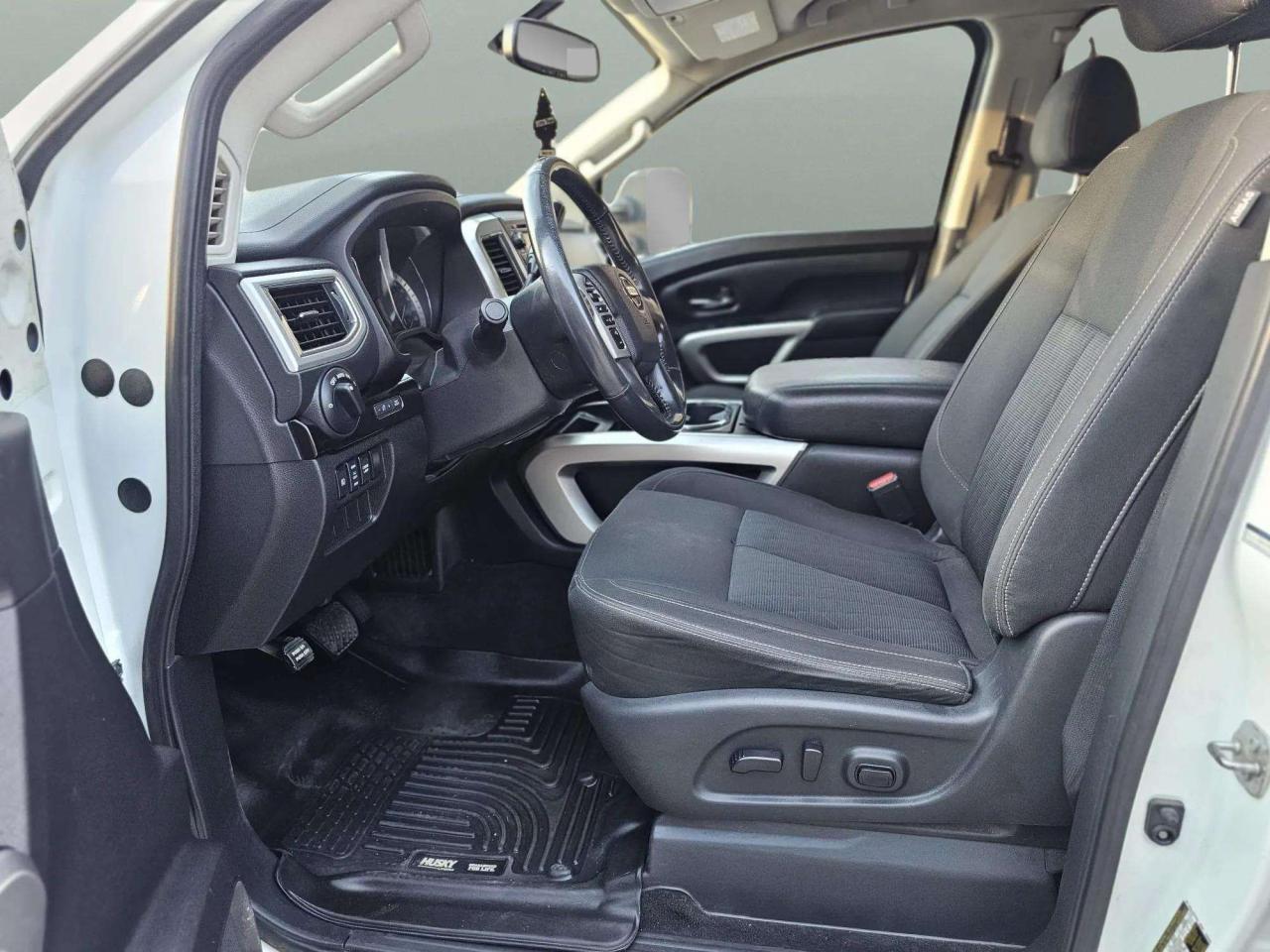 2017 Nissan Titan 4WD Crew Cab SV Gas - Photo #9